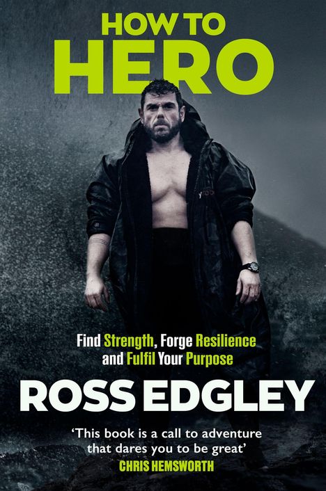 "HOW TO HERO", "Strength, Resilience, Purpose", "ROSS EDGLEY". Ein Mann mit offenem Mantel in rauer, stürmischer Umgebung.