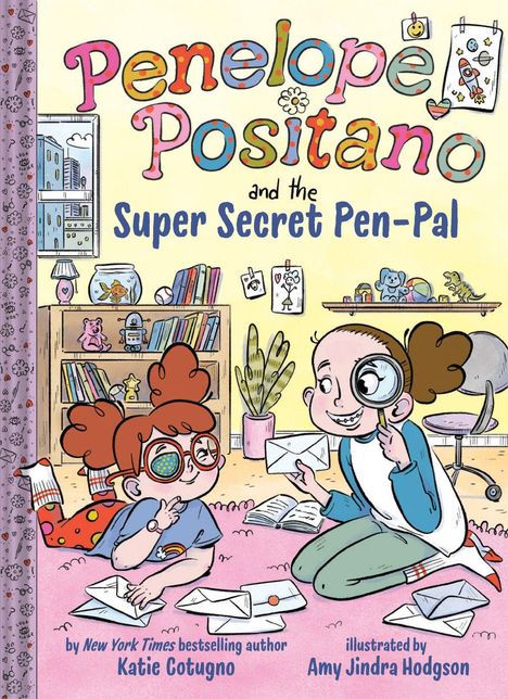 „Penelope Positano and the Super Secret Pen-Pal“ in bunter Schrift. Zwei Kinder lesen Briefe im Zimmer. Belebte Szene.