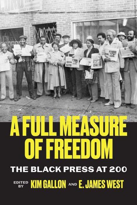 "A Full Measure of Freedom: The Black Press at 200" ist in gelber und weißer Schrift. Eine Gruppe hält Zeitungen.