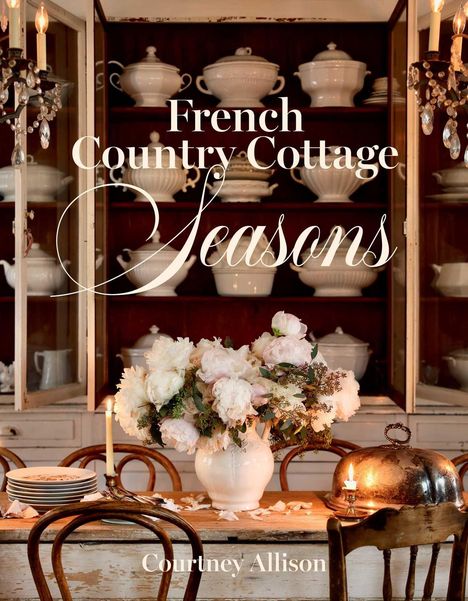 "French Country Cottage Seasons" steht groß. Darunter ein gemütliches Esszimmer mit Blumen und Geschirr im ländlichen Stil.