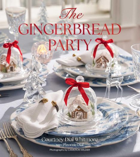 "The Gingerbread Party" ist in roter Schrift. Tisch mit Geschirr, Lebkuchenhäusern unter Glashauben und dekorativen Elementen.
