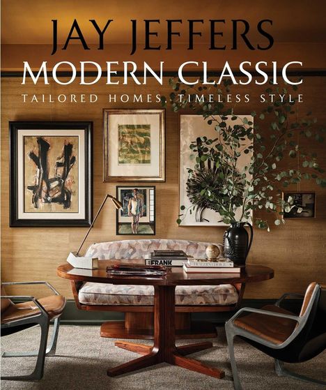 Text: Jay Jeffers, Modern Classic, Tailored Homes, Timeless Style.  
Ein stilvoll eingerichteter Raum mit Sofatisch, Kunstwerken und Pflanzen.