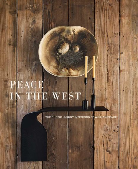 „PEACE IN THE WEST.“ Rustikale Holzwand mit runder Keramik und schwarzem Regal mit zwei Kerzenständern.