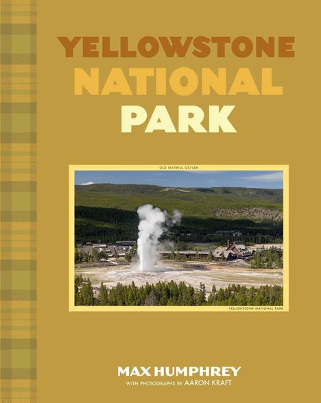 "Yellowstone National Park" in großen Buchstaben. Ein Geysir bricht inmitten von Bäumen aus, mit Gebäuden im Hintergrund.