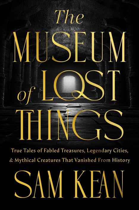 Text: "The Museum of Lost Things" von Sam Kean. Unter einem Gewölbe mit mystischer Beleuchtung.