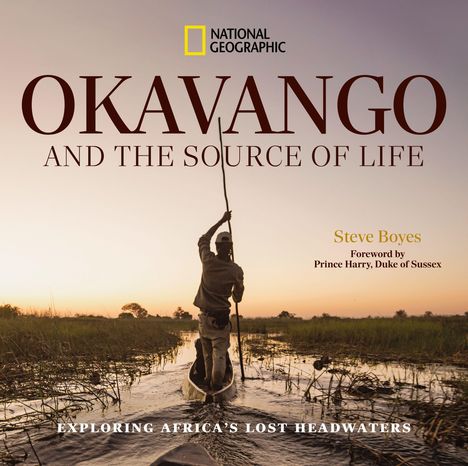 "OKAVANGO AND THE SOURCE OF LIFE". "Steve Boyes". Ein Mann paddelt ein Kanu bei Sonnenuntergang durch ein Flussdelta.