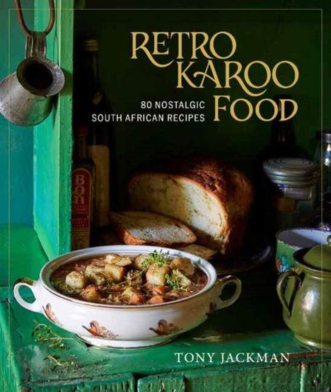 "Retro Karoo Food: 80 Nostalgic South African Recipes" von Tony Jackman. Ein Topf mit Suppe und Brot in rustikaler Küche.