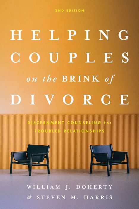 „Helping Couples on the Brink of Divorce“, zwei schwarze Stühle vor einer orangefarbenen gerippten Wand.