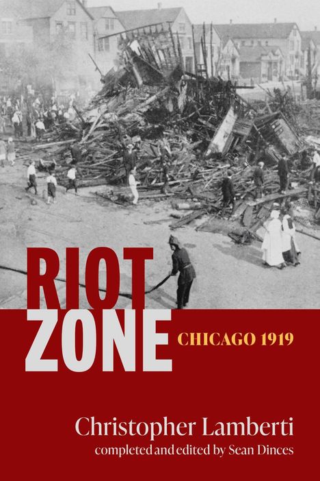 RIOT ZONE CHICAGO 1919. Christopher Lamberti, edited by Sean Dinces. Schwarz-weißes Foto von Trümmern und Menschen.
