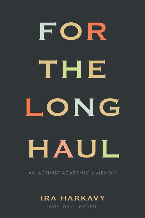 Text: "For the Long Haul: An Activist Academic's Memoir" von Ira Harkavy mit John L. Puckett. Dunkler Hintergrund, pastellfarbene Buchstaben.