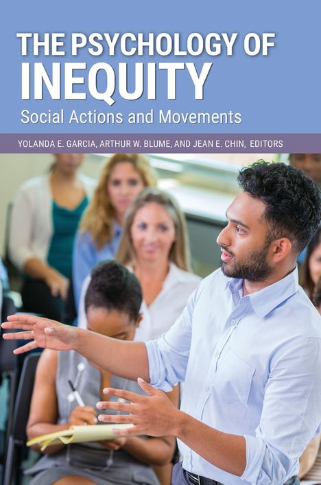 Titel: "The Psychology of Inequity: Social Actions and Movements." Menschen sitzen und stehen in einem Seminarraum.