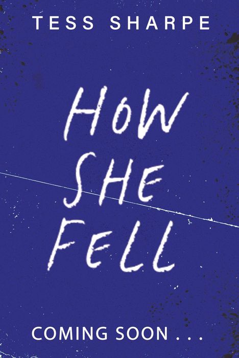 Oben steht "Tess Sharpe". In der Mitte "How She Fell". Unten "Coming soon...". Dunkelblauer Hintergrund mit Sprenkeln.