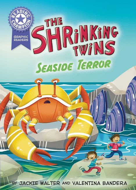 "Reading Champion: The Shrinking Twins - Seaside Terror" steht vor einem Strand mit großer Krabbe und flüchtenden Kindern.