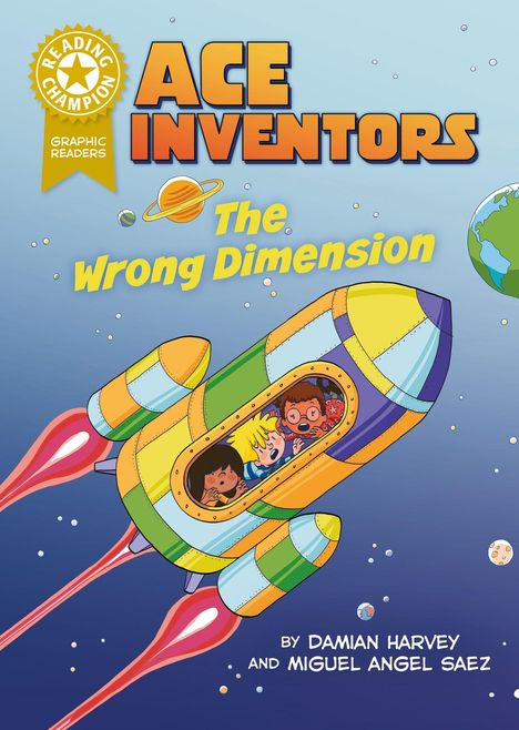Titel: "Ace Inventors: The Wrong Dimension". Drei Kinder in farbigem Raumschiff. Erdkugel im Hintergrund.
