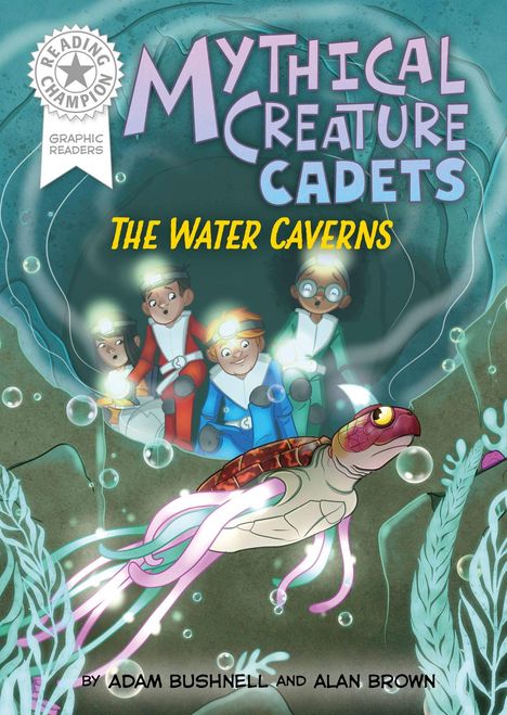 "Mythical Creature Cadets: The Water Caverns" in bunten Buchstaben. Vier Kinder in Taucheranzügen mit einer leuchtenden Schildkröte.