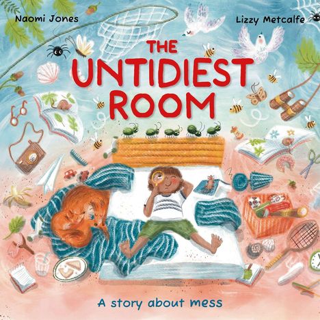 „THE UNTIDIEST ROOM“ oben, „A story about mess“ unten. Kind und Hund auf unordentlichem Bett, umgeben von Gegenständen und Tieren.