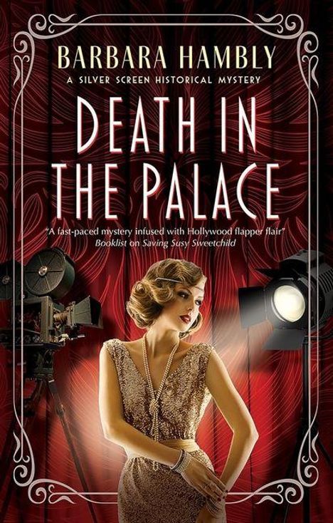 "Death in the Palace", "Barbara Hambly", Frau im glamourösen Kleid mit Filmscheinwerfern und Kamera im Hintergrund.