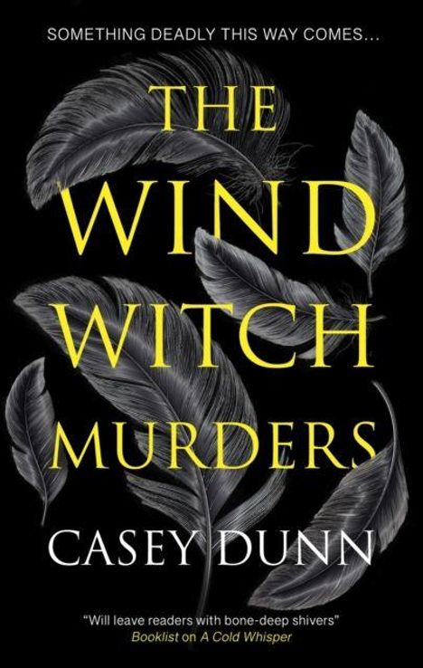 Oben: „Something deadly this way comes…“. Groß: „The Wind Witch Murders“. Unten: „Casey Dunn“. Hintergrund: Federn.
