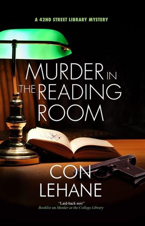 „Murder in the Reading Room“ von Con Lehane. Ein geöffnetes Buch, eine Tischlampe und eine Pistole auf einem Tisch.