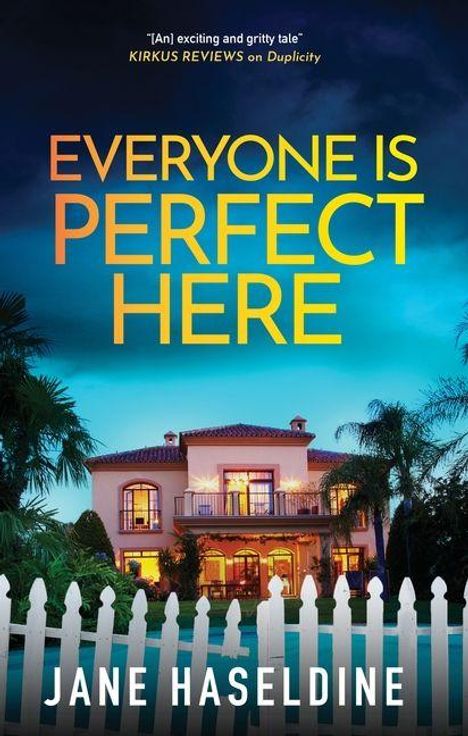 "EVERYONE IS PERFECT HERE" in gelb. Jane Haseldine unten. Villa hinter weißem Zaun bei Dämmerung, umgeben von Palmen.