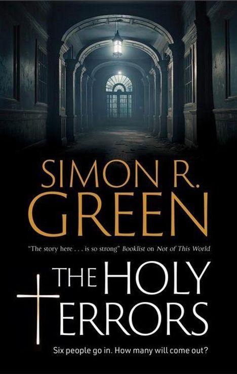 Der Text lautet: „SIMON R. GREEN. THE HOLY TERRORS. Six people go in. How many will come out?“ Sicht auf einen dunklen Flur.