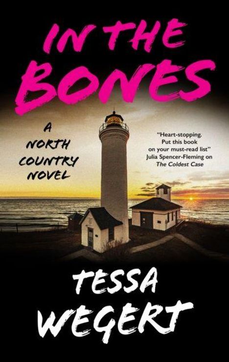 "In the Bones" - A North Country Novel von Tessa Wegert. Ein Leuchtturm vor einer Küste bei Sonnenuntergang.