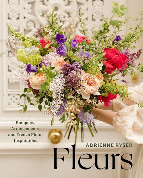 "Fleurs" von Adrienne Ryser, farbenfrohes Blumengesteck mit Pfingstrosen, Rosen und Glockenblumen vor filigraner Wand.