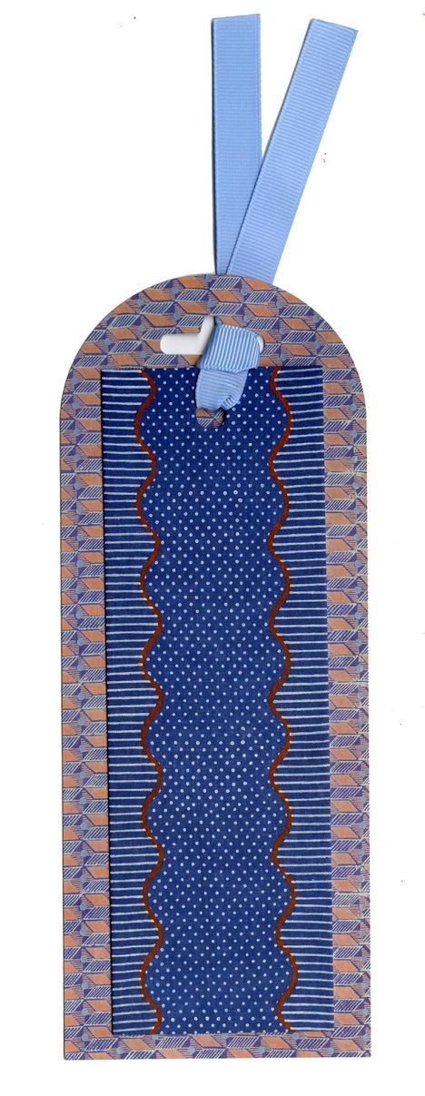 Ein dekoratives Lesezeichen mit blauer Schleife, geometrischem Rand und gepunktetem, gewelltem Mittelteil.