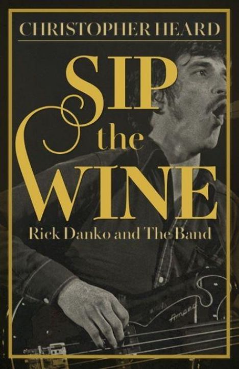 Text: "CHRISTOPHER HEARD. SIP the WINE. Rick Danko and The Band." Schwarz-weiß Foto eines Mannes mit Gitarre.