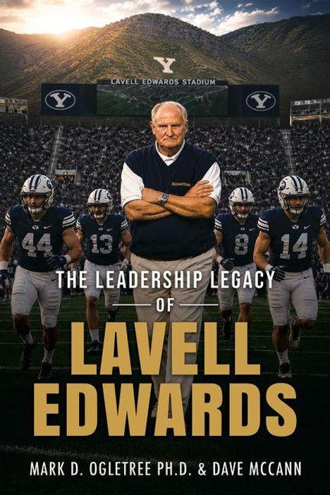 „The Leadership Legacy of Lavell Edwards“ von Mark D. Ogletree Ph.D. & Dave McCann. Coach und Spieler in einem Stadion.