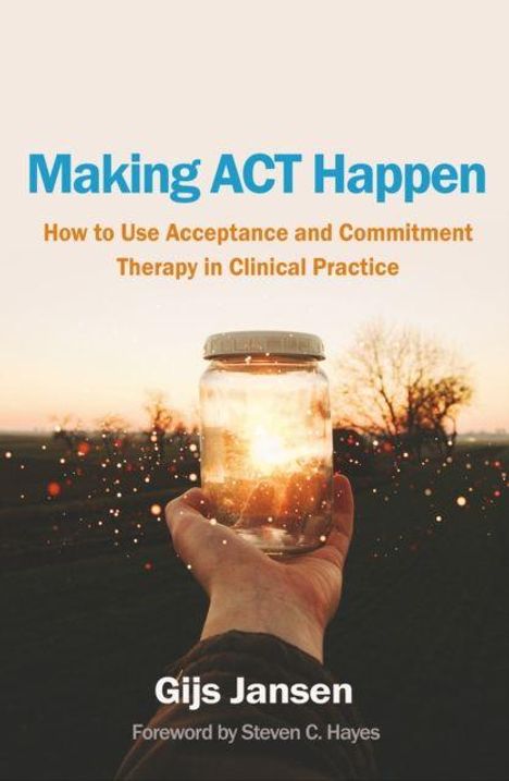 „Making ACT Happen“, Anleitung zur ACT-Therapie. Eine Hand hält ein leuchtendes Glas vor einem Sonnenuntergang.