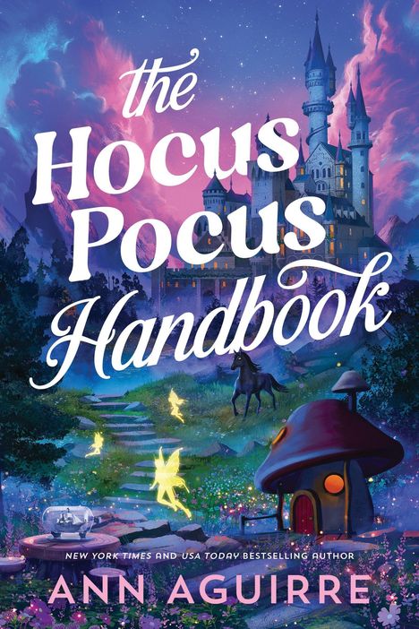 „The Hocus Pocus Handbook“ von Ann Aguirre. Mystische Szene mit Schloss, Feen, Einhorn und Pilzhaus.