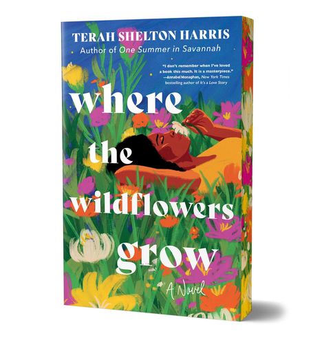 "Where the Wildflowers Grow" von Terah Shelton Harris. Frau liegt in buntem Blumenfeld und blickt nachdenklich.