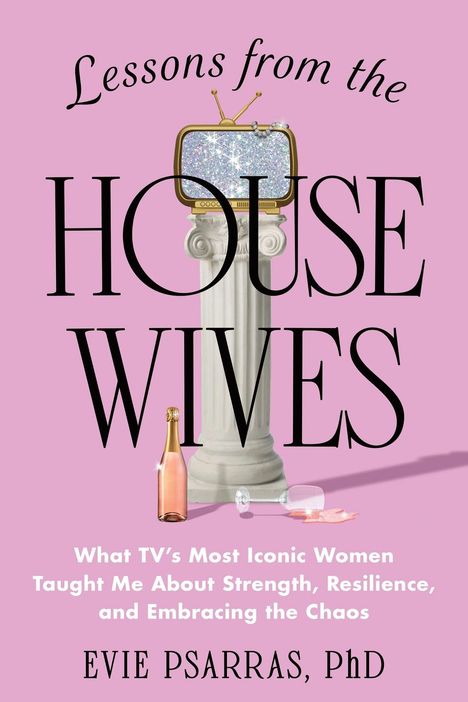 „Lessons from the Housewives“ oben; „Evie Psarras, PhD“ unten. Rosa Hintergrund, TV auf Säule, Sektflasche.