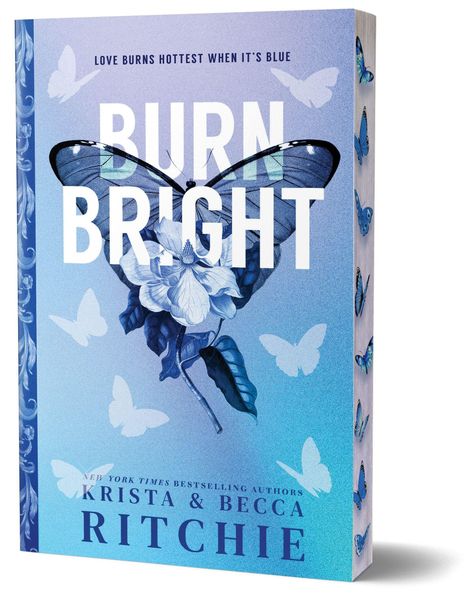 „Love burns hottest when it's blue“ und „Burn Bright“ stehen oben. Unten: „Krista & Becca Ritchie“. Ein großes blaues Schmetterlings-Cover.