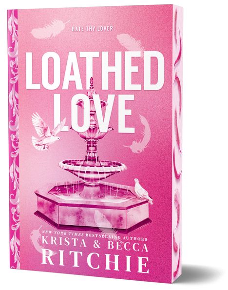 Text: "Hate Thy Lover. LOATHED LOVE. Krista & Becca Ritchie". Rosa Hintergrund mit Tauben und Federn, zentrale Brunnenillustration.