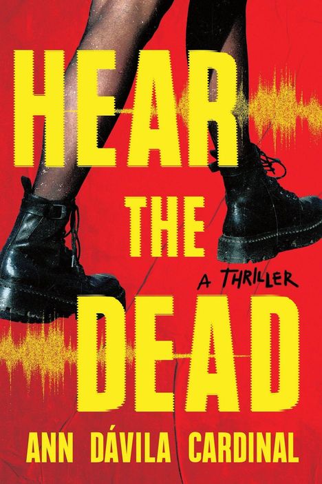 „HEAR THE DEAD“, „A Thriller“, „Ann Dávila Cardinal“. Schwarze Stiefel auf rotem Hintergrund.