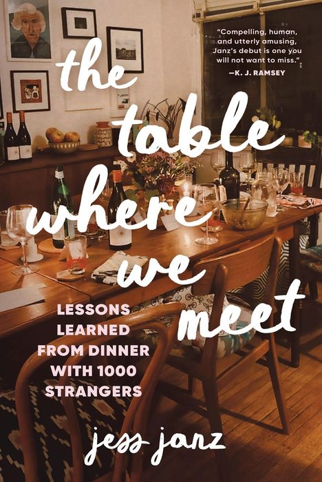 "the table where we meet" und "LESSONS LEARNED FROM DINNER WITH 1000 STRANGERS" auf einem gemütlichen Esszimmerfoto.