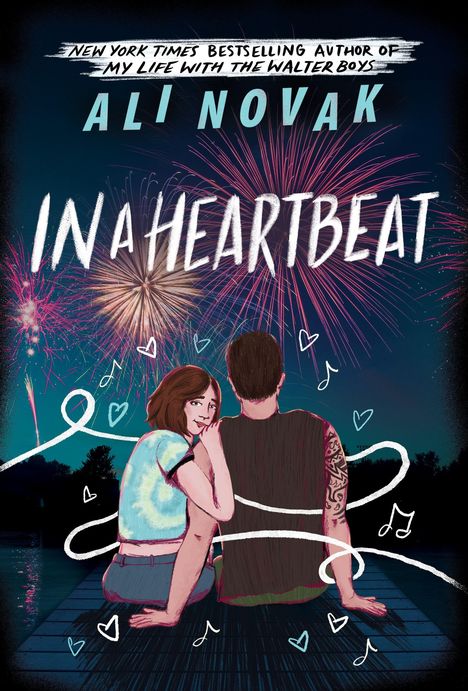 Der Text in Großbuchstaben lautet: "ALI NOVAK IN A HEARTBEAT". Darunter sitzen ein Mädchen und ein Junge auf einem Steg, umgeben von Feuerwerk.