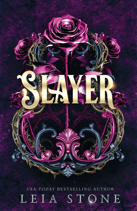"SLAYER" in goldenen Buchstaben, darunter "Leia Stone". Verzierungen: Rosa Rosen und florale Muster auf dunklem Hintergrund.