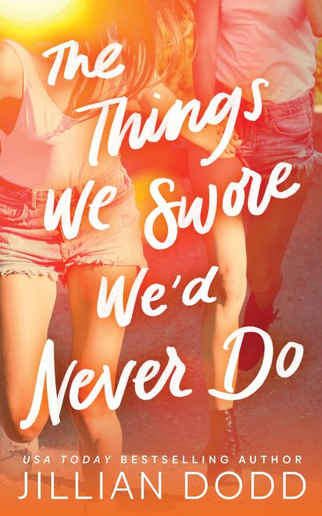 Text: "The Things We Swore We'd Never Do" und "Jillian Dodd". Zwei Frauen in Sommerkleidung halten sich an den Händen.