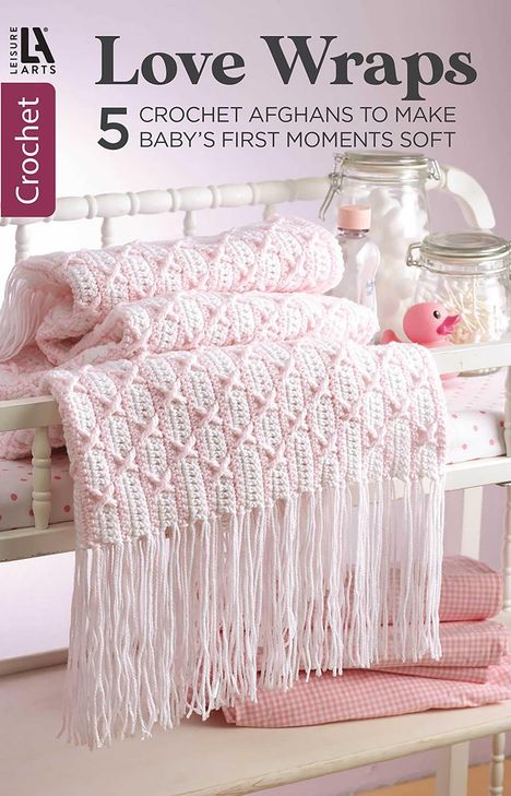 Titel: "Love Wraps: 5 Crochet Afghans to Make Baby’s First Moments Soft", weiche rosa Decke mit Fransen, Babyartikel.