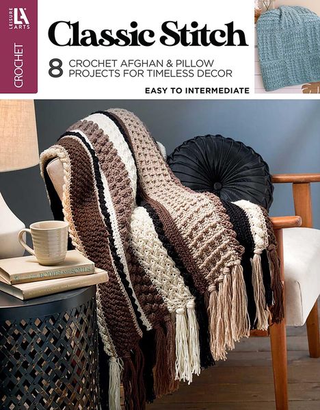 „Classic Stitch: 8 Crochet Afghan & Pillow Projects.“ Eine gestrickte Decke liegt über einem Stuhl mit Kissen.