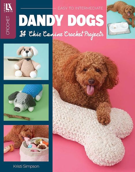 "DANDY DOGS: 14 Chic Canine Crochet Projects. Hund spielt mit großem, gehäkeltem Knochen auf rosa Hintergrund."