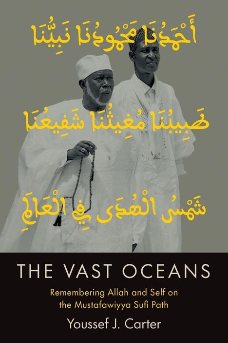 Arabische Schrift in Gelb über zwei Männern in traditionellen weißen Gewändern. Text: „THE VAST OCEANS“ von Youssef J. Carter.