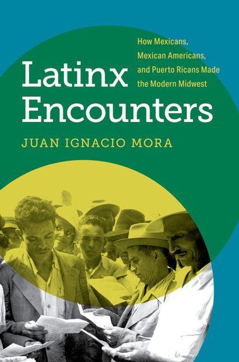 Text: "Latinx Encounters" von Juan Ignacio Mora, über Mexikaner und Puerto Ricaner im modernen Mittleren Westen.  
Buchcover mit historischer Schwarz-Weiß-Fotografie.