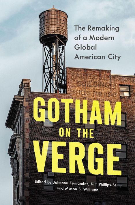 Der Text „GOTHAM ON THE VERGE“ steht groß auf einem Gebäude mit Wasserturm. Darunter die Editoren und der Untertitel einer Stadt.