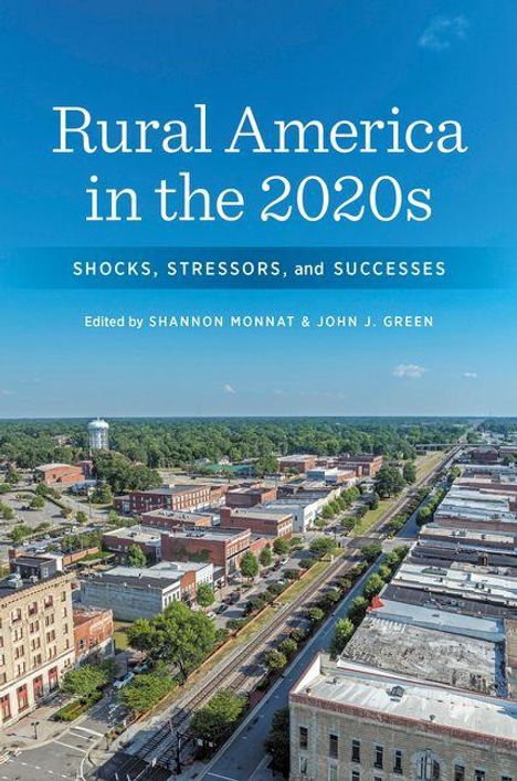 Text: "Rural America in the 2020s: Shocks, Stressors, and Successes. Edited by Shannon Monnat & John J. Green." Luftaufnahme einer Stadt.