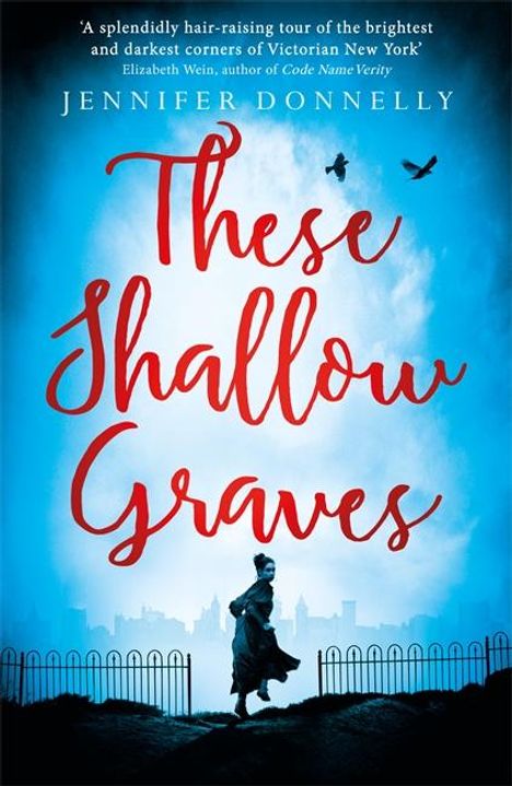 Text: "These Shallow Graves, Jennifer Donnelly". Silhouette einer Frau vor blauer Skyline, Vögel fliegen am Himmel.