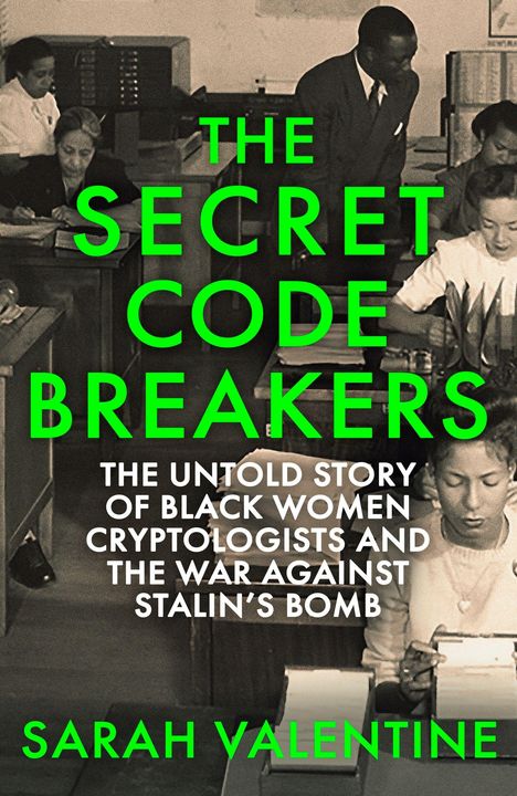 Grüner Text: "THE SECRET CODE BREAKERS". Büro mit Personen, die an Schreibtischen arbeiten.